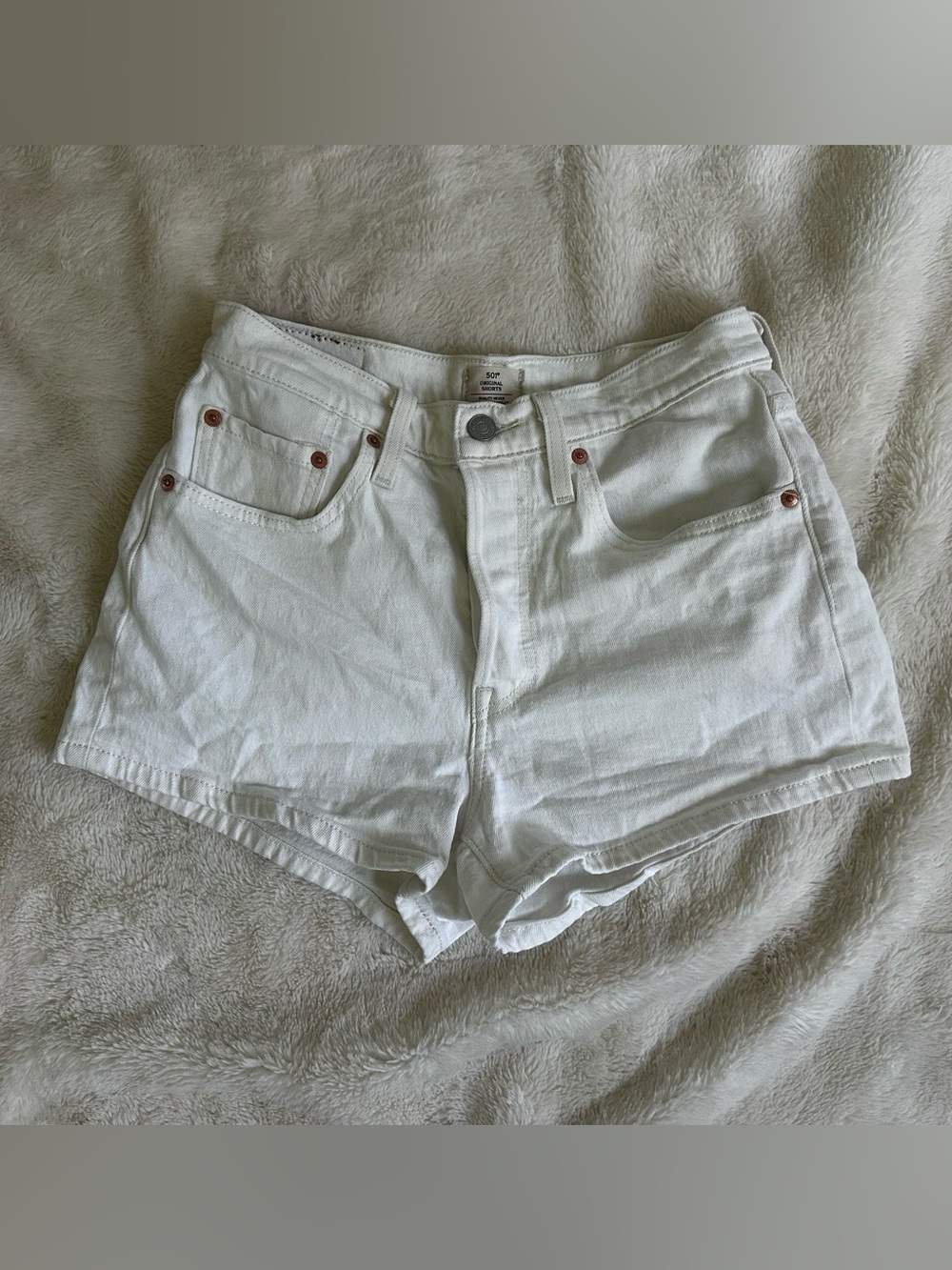 White Levi’s 501